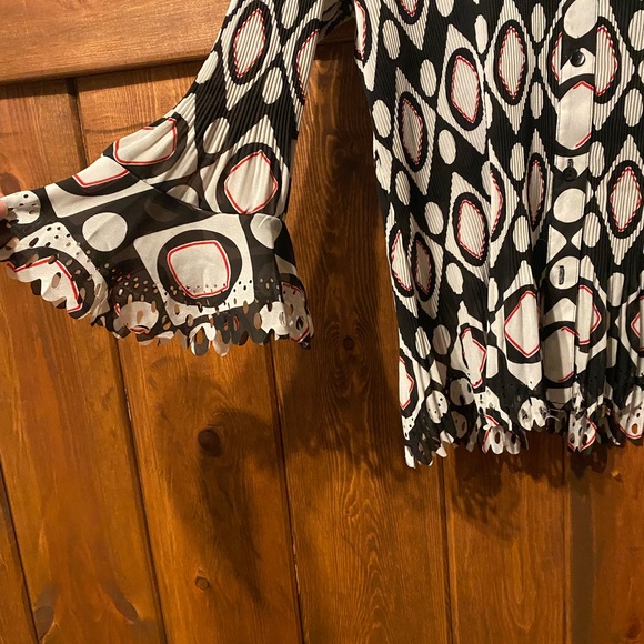 Funky Y2K Pleated Blouse - Picture 4 of 5